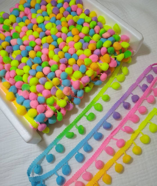 Помпоны на тесьме (1 см)