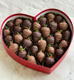 Полуниця у чорному та молочному шоколаді у коробці серце