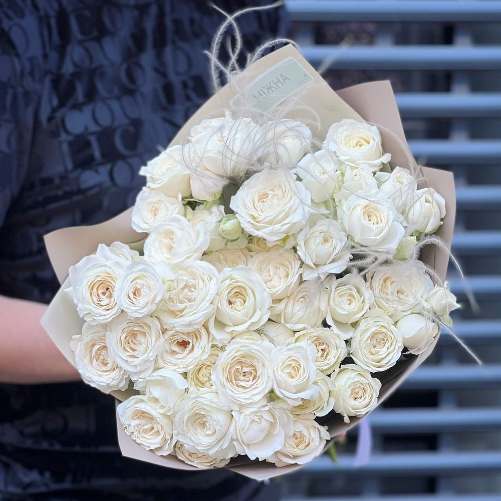 11 гілок кущової піоновидної троянди у букеті «Сніжна меренга», Квіти: Троянда кущова піоновидна, Стіфа