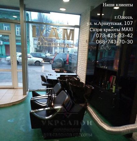 Фото 3 інтер'єру салону краси Maxi