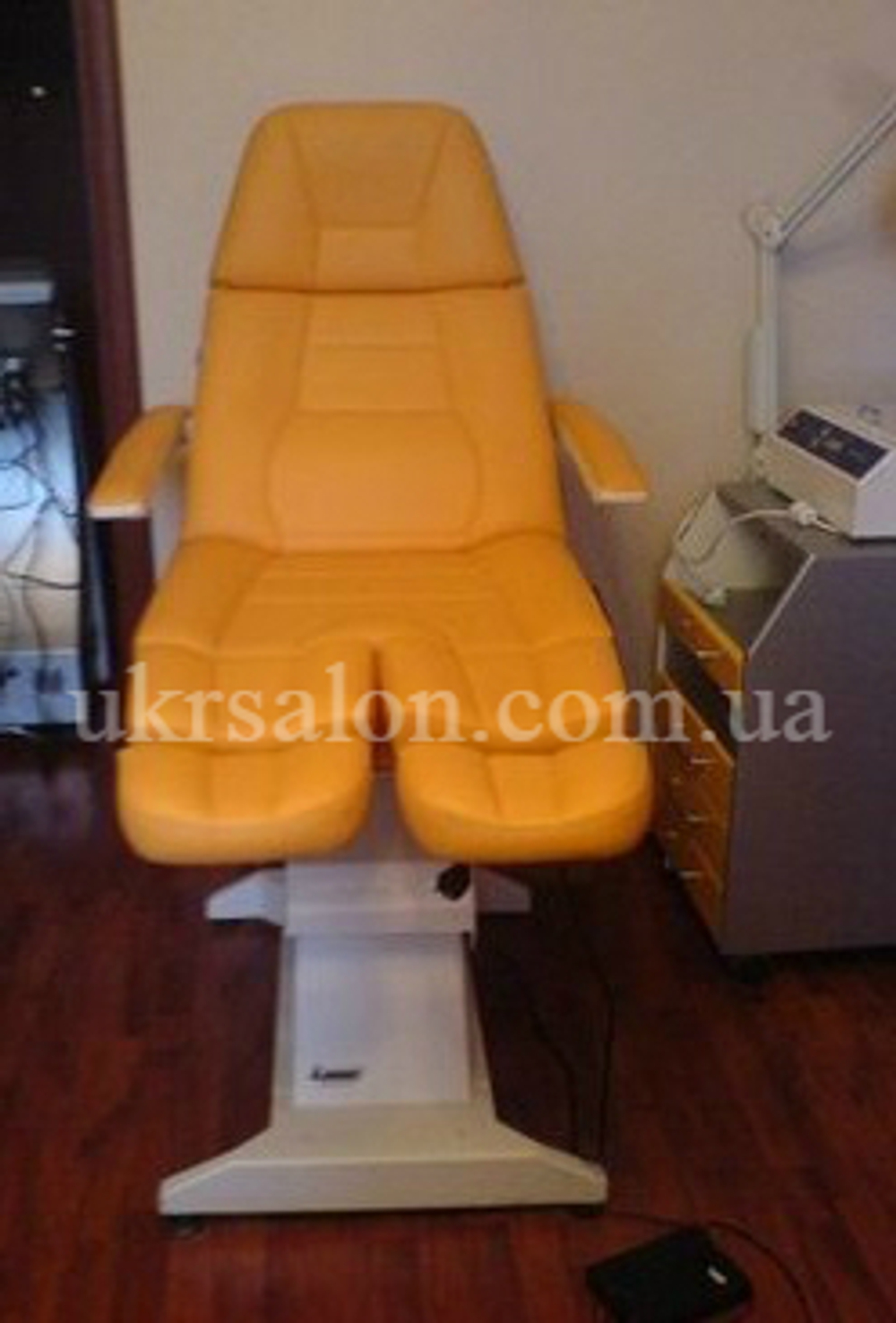Педикюрно-косметологическое кресло FUT-PROFI-1