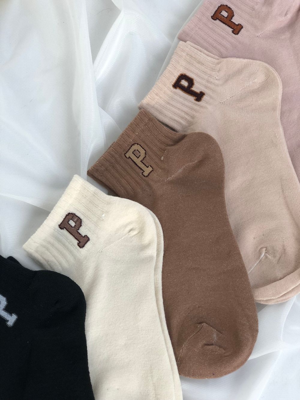 Шкарпетки з літерою Р низькі