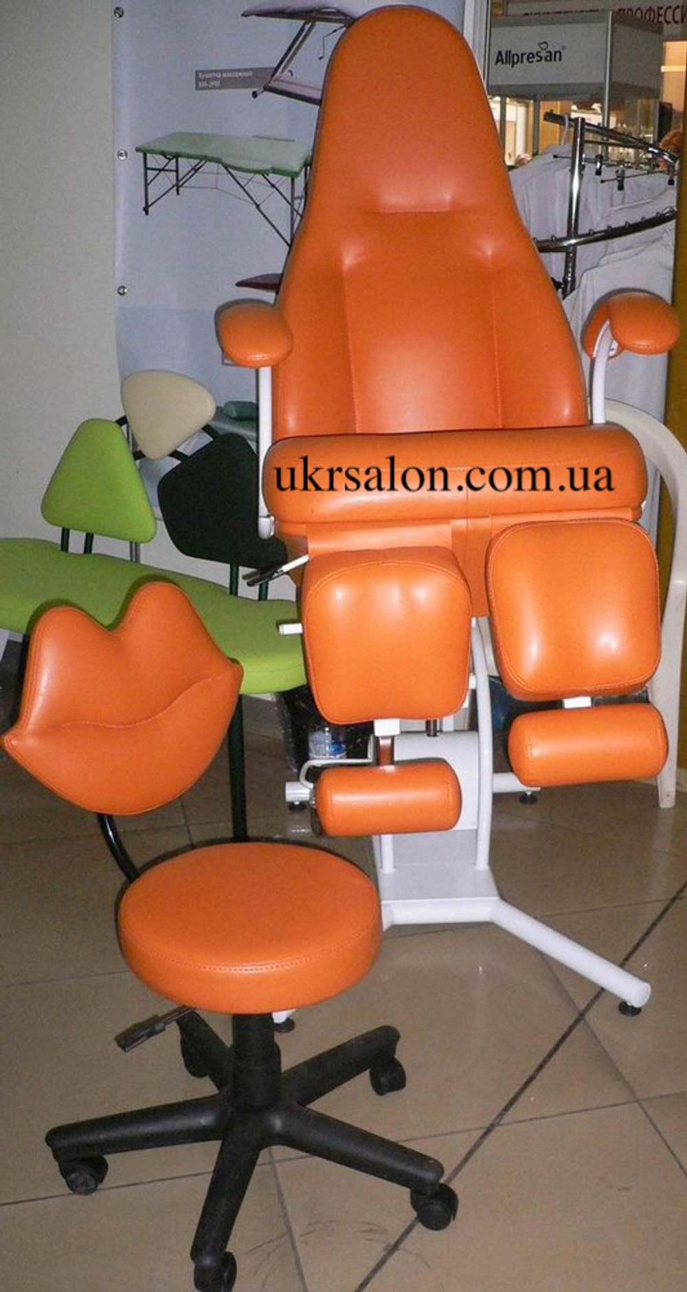 Педикюрно-косметологическое кресло КП-5 с подставкой для ванночки