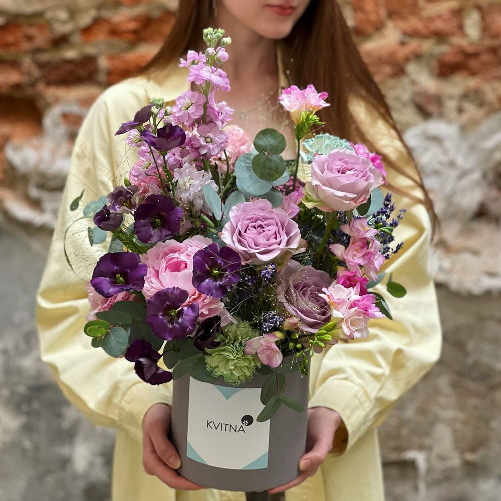 Коробка з квітами «Пурпуровий вітер», Квіти: Троянда, Еустома, Діантус, Фрезія, Лаванда, Півонія, Евкаліпт