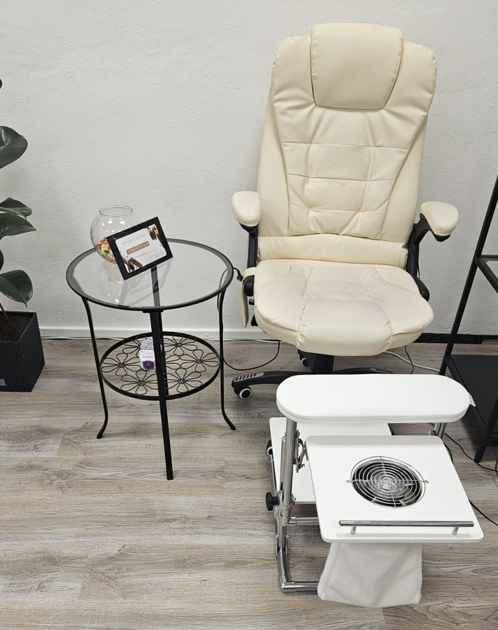 Витяжка для педикюру з підставкою Tertio