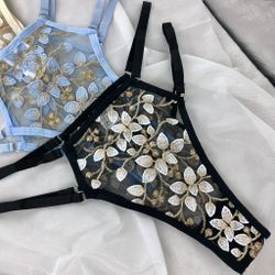 Комплект з вишивкою