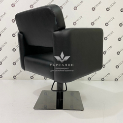 Перукарське крісло Eliot Black на квадраті