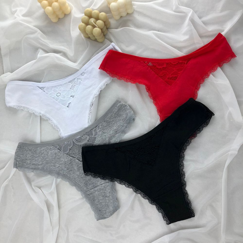 Гладенькі стрінги з ажурною вставкою