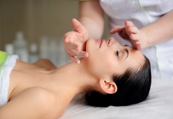 Косметичний масаж обличчя: техніка виконання, показання та протипоказання