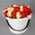 Червоні та білі троянди в коробці