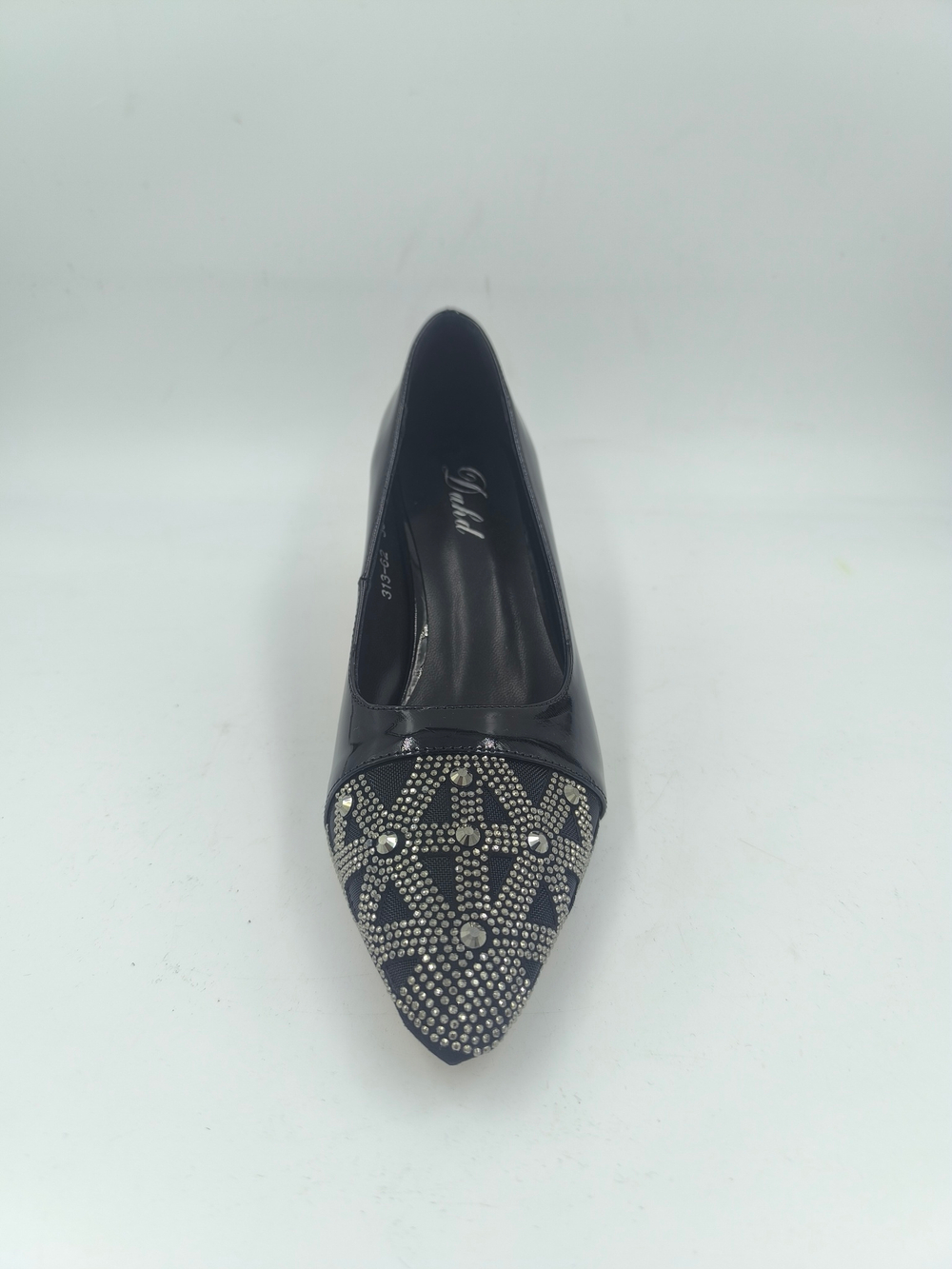 Женские туфли на каблуке из искусственной кожи с декором/
Размеры 35-40