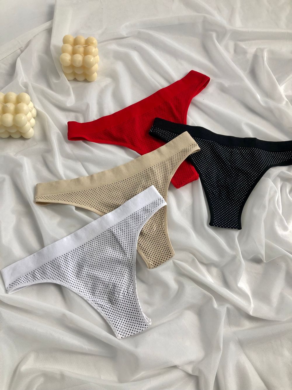 Стрінги в мілкий горошок