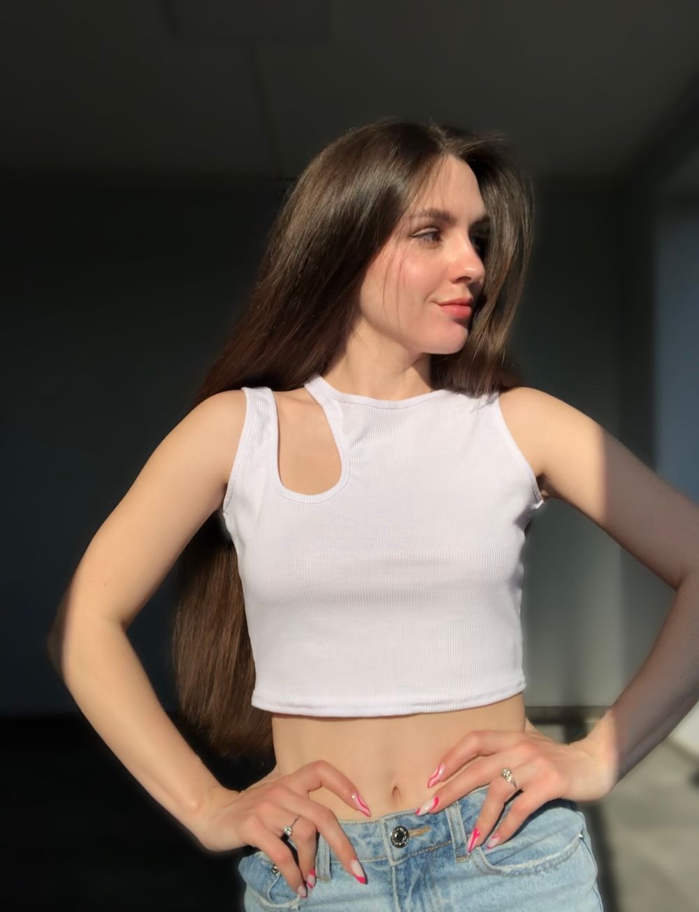 Укорочений топ із асиметричним вирізом на плечі