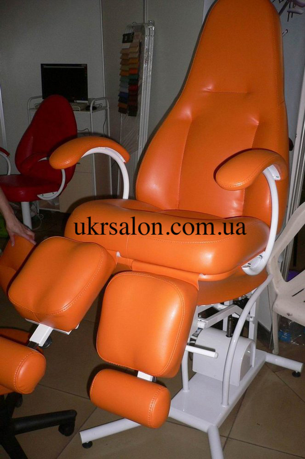 Педикюрно-косметологическое кресло КП-5 с подставкой для ванночки