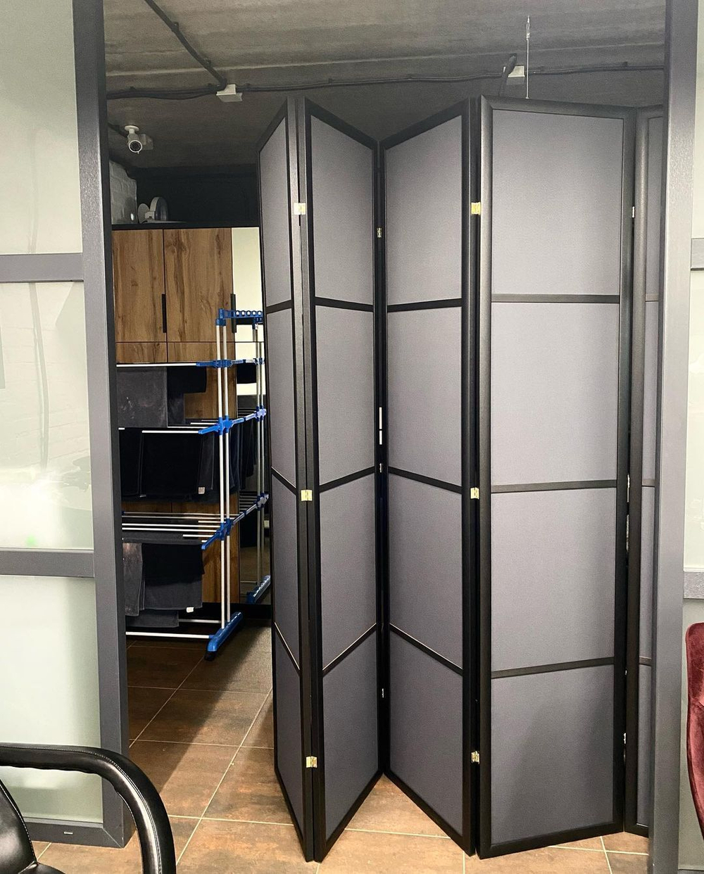 Ширма в темной раме классическая