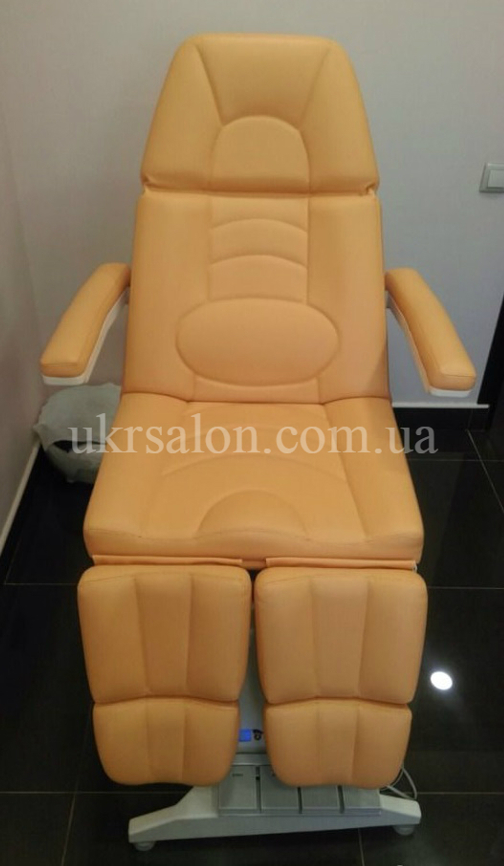 Педикюрно-косметологическое кресло FUT-PROFI-1