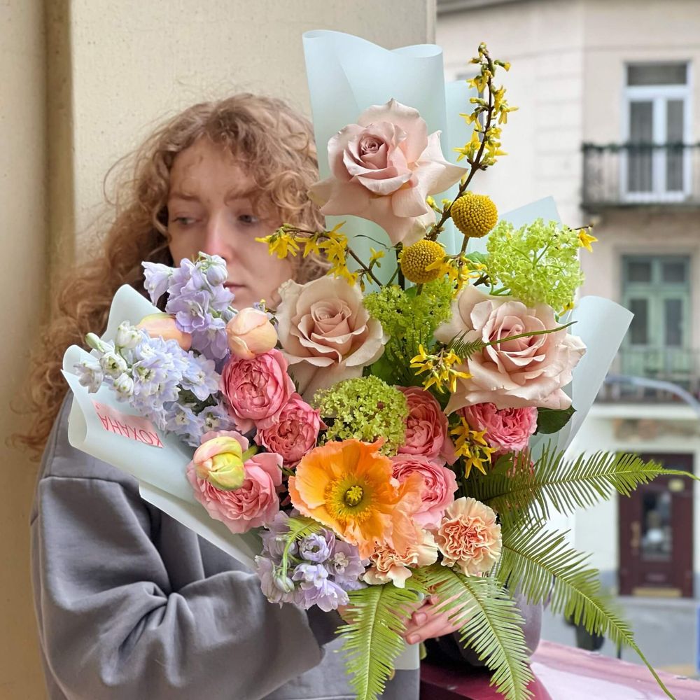 Букет «Любов вітає», Квіти: Тюльпан, Троянда, Амбрела, Вібурнум, Краспедія, Дельфініум, Форзиція
