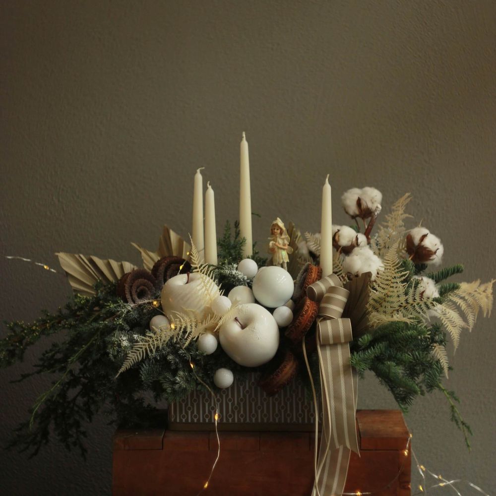 Різдвяна композиція зі свічками «Сімейні обійми», Зима нарешті вже прийшла і ми приготували для Вас атмосферну, затишну, припорошену пухким сніжком композицію для того, щоб навіяти тепло та довгоочікуване свято у Ваш дім.З чого приготовлена ця краса? Рецепт дуже простий: голандська хвоя, стабілізовані рослини, новорічні прикраси, а головне майстерність та талант наших чарівних флористів!