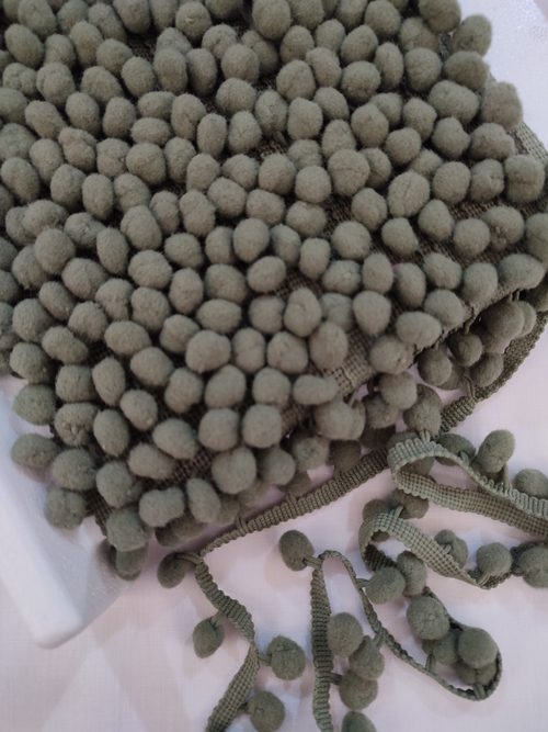 Помпоны на тесьме (1 см)