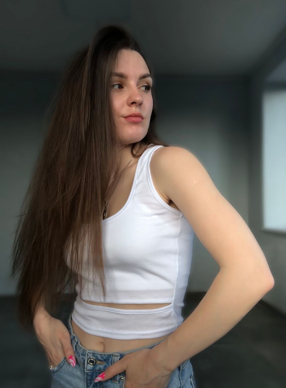 Топ  з вирізом на широких бретелях