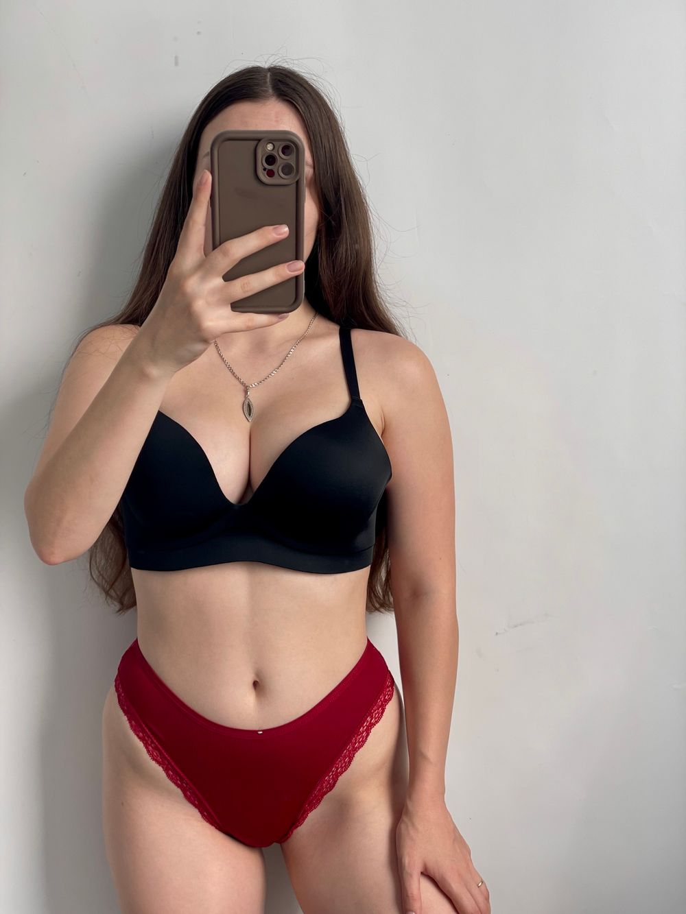 Сліпи з мереживом ззаду