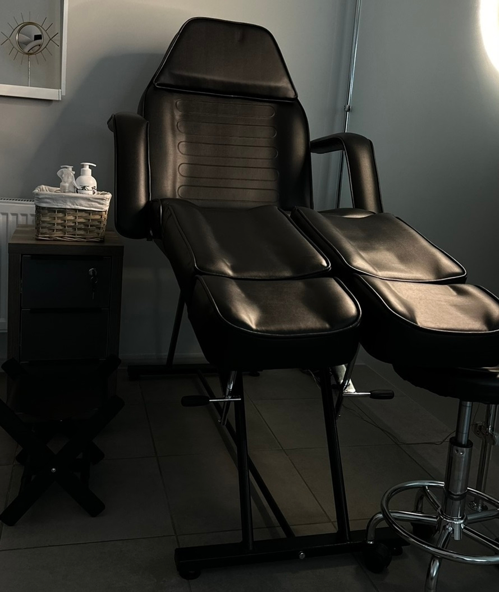 Педикюрно-косметологічна кушетка 240