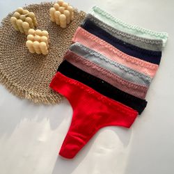 Стрінги в рубчик з ажурнимою вставкою