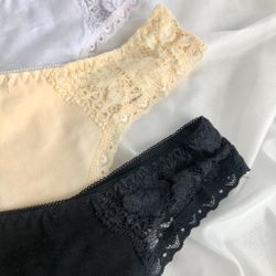 Стрінги з мереживними вставками по боках