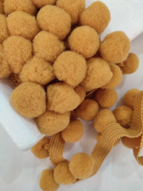 Помпоны на тесьме (2 см)