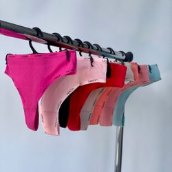 Стрінги в рубчик з написами по окантовці