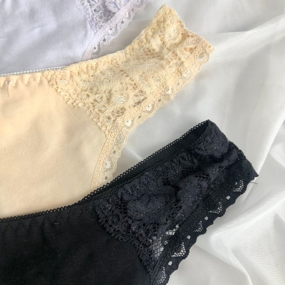 Стрінги з мереживними вставками по боках