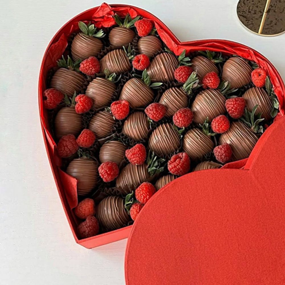 Полуниця у молочному шоколаді з малиною у коробці серце