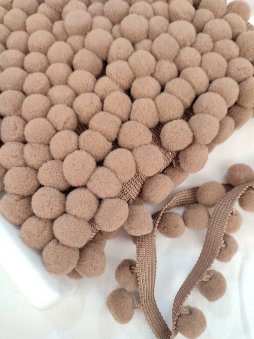 Помпоны на тесьме (2 см)