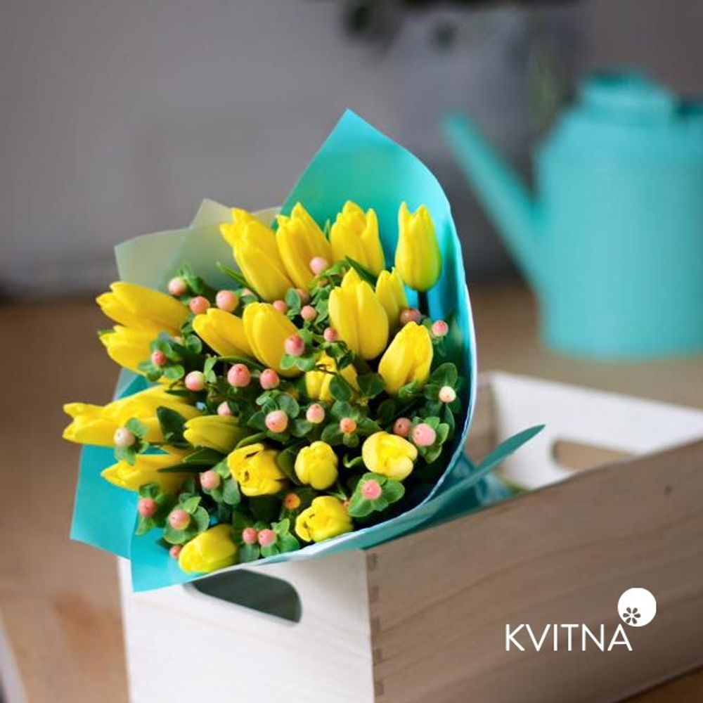 Весняний букет з жовтих тюльпанів, Ніжний букет з гиперикума і яскравих тюльпанів.