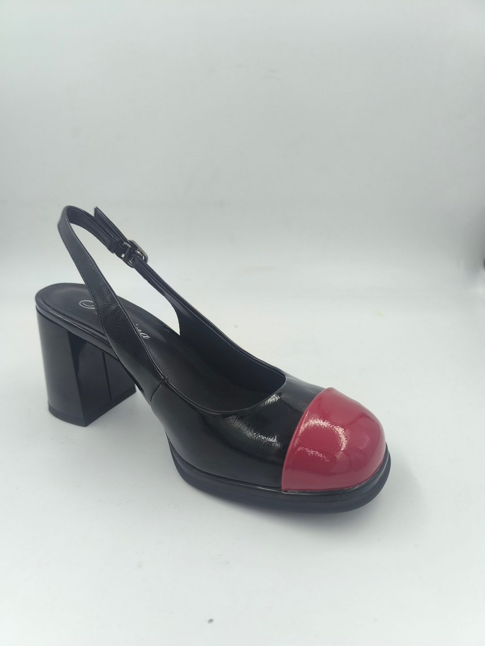 Женские туфли из искусственной лаковой кожи с ремешком
/ Размеры35-40