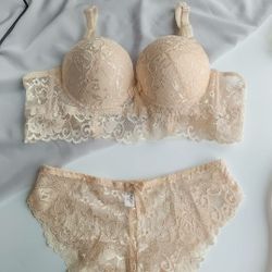 Комплект белья кружевной из бюстье и трусиков