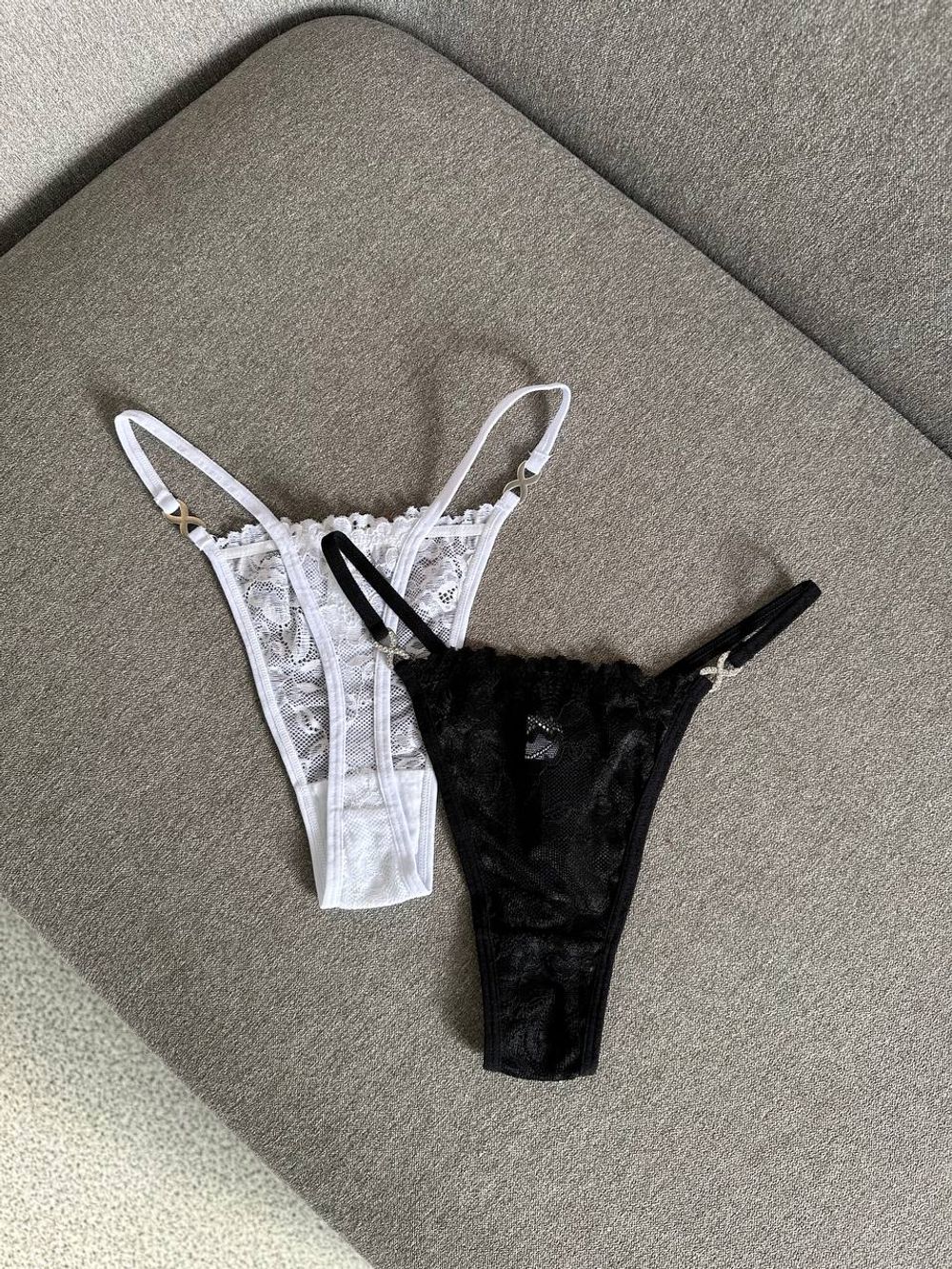 Стрінги з мережива на лямочках