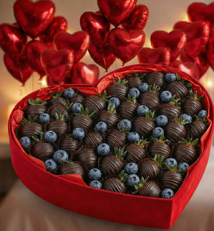 Полуниця у чорному шоколаді з ягодами лохини коробка преміум + кульки сердечки 25 шт