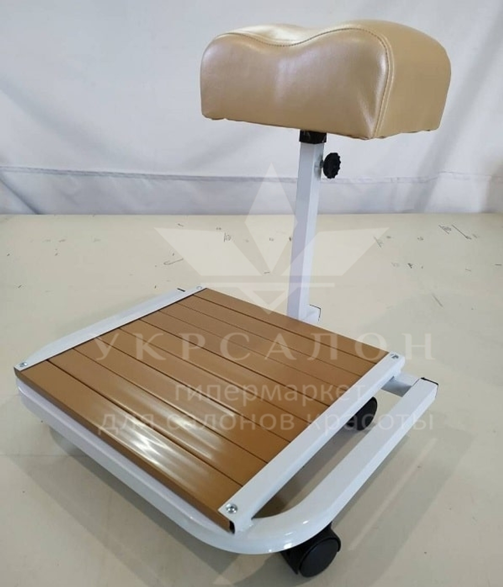 Складна підставка для педикюру з місцем під ванночку