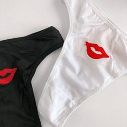 Стринги с вышивкой "губы"