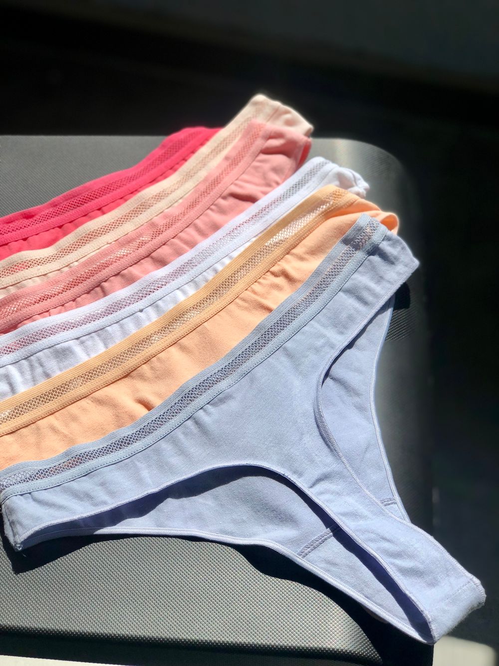 Стрінги зсітчатою вставкою на резенці