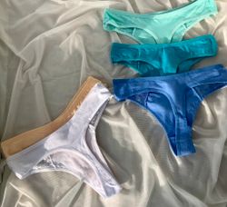 Стрінги з мереживними вставками