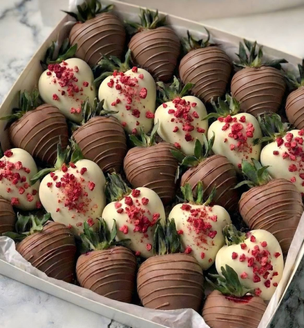 Полуниця у молочному та білому шоколаді LOVE IS