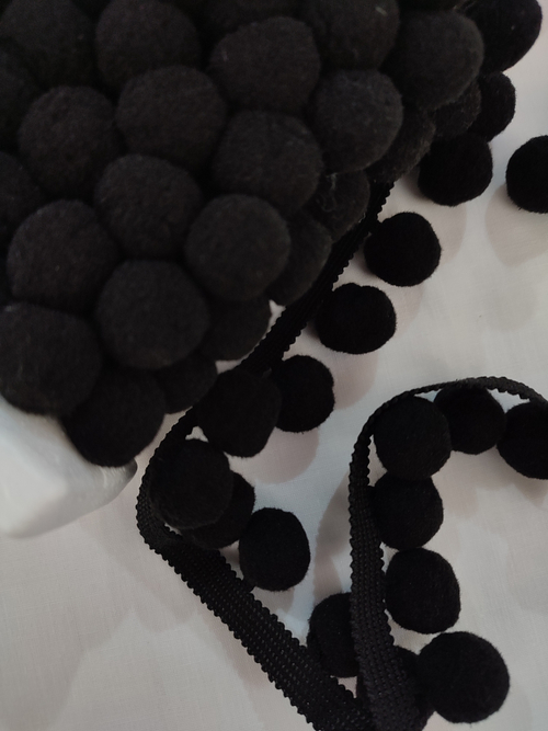 Помпоны на тесьме (2 см)