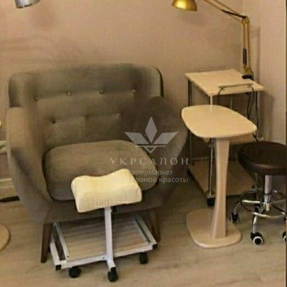 Складна підставка для педикюру з місцем під ванночку