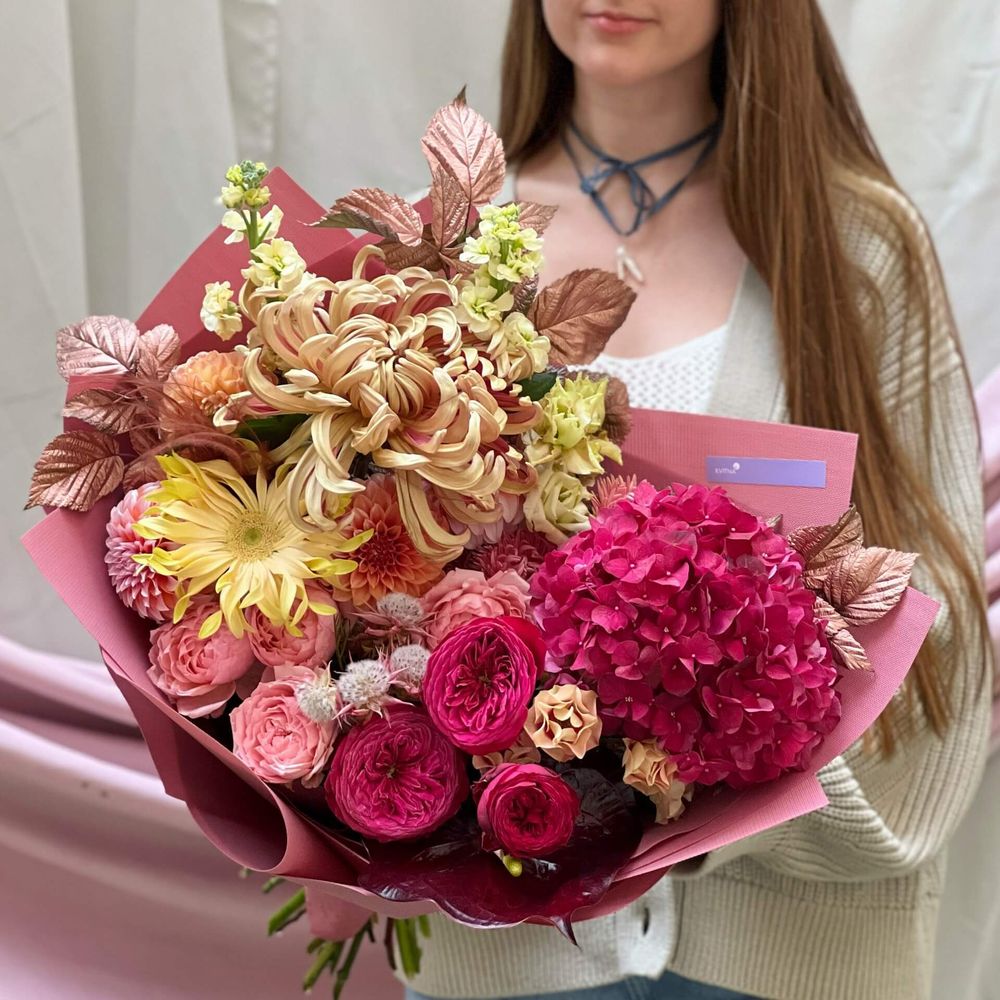 Букет «Вишня з кардамоном», Квіти: Гортензія, Троянда піоновидна, Хризантема, Серрурія, Матіола, Малина (листя), Жоржина