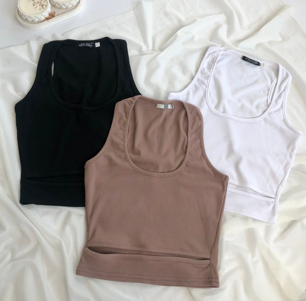 Топ  з вирізом на широких бретелях