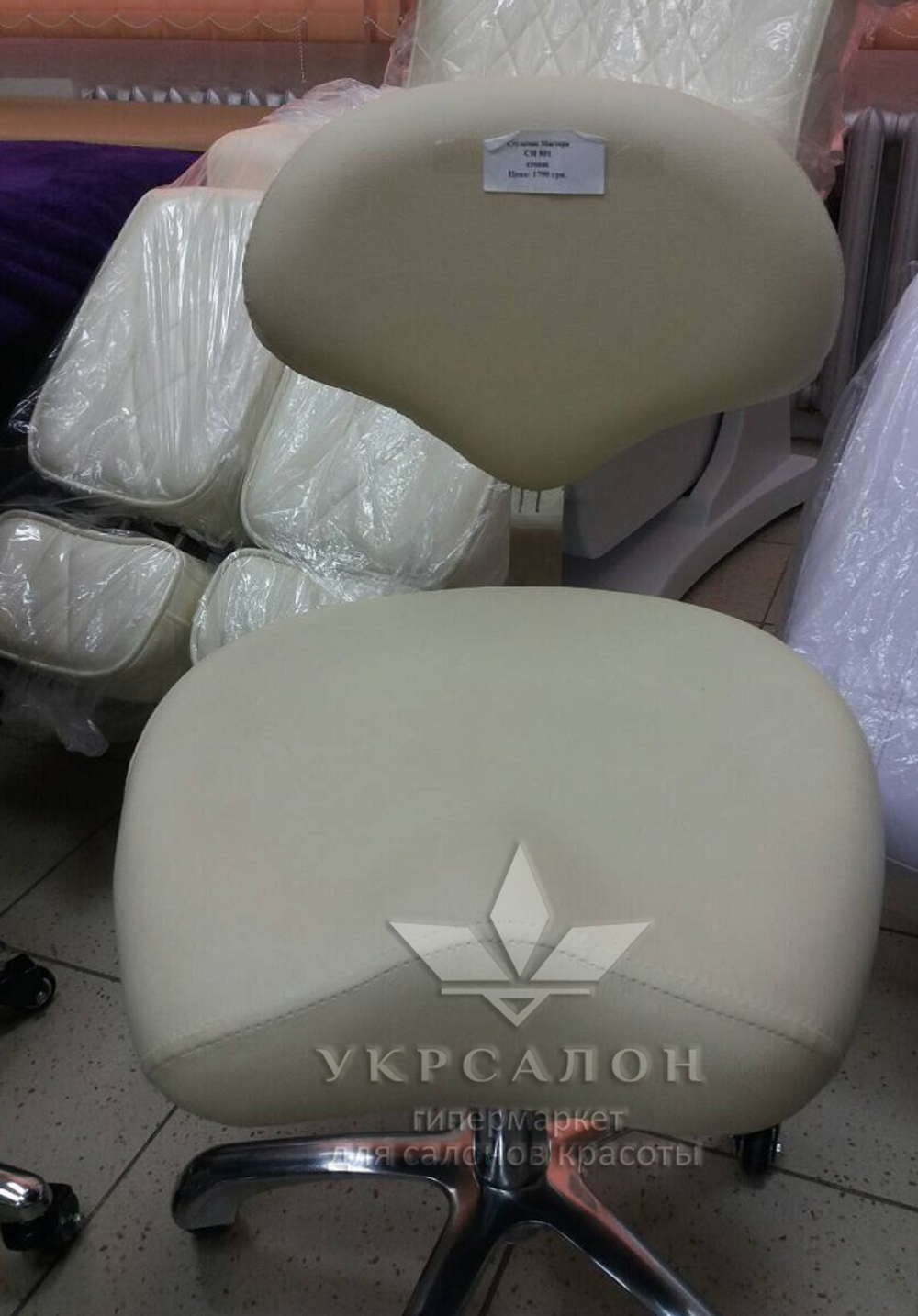 Стульчик мастера MEG для педикюра