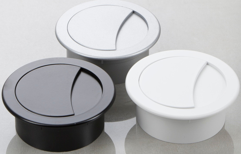 Отверстие для проводов + заглушка