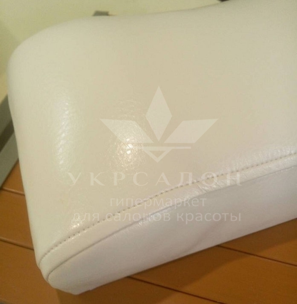 Складна підставка для педикюру з місцем під ванночку